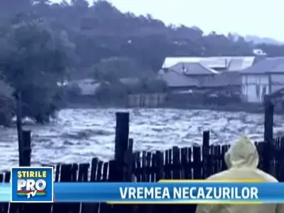 Viituri devastatoare! 600 de gospodarii inundate, 80 de familii izolate