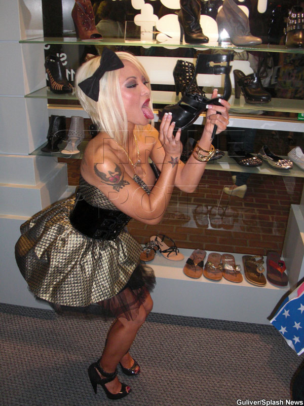 Sexy sau scarbos? Uite-o pe Tila Tequila cum linge un...pantof!