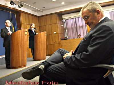 Reuters: Autoritatea Guvernului Boc, subminata de esecul taierii pensiilor