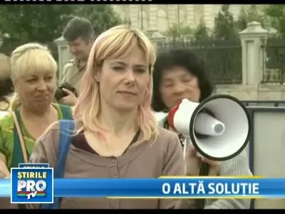 Zeci de oameni au cerut in fata Parlamentului sterilizarea maidanezilor