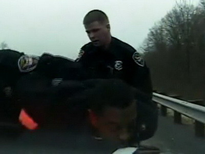 Disperat, un hot a MANCAT o proba chiar sub ochii politistilor! VIDEO