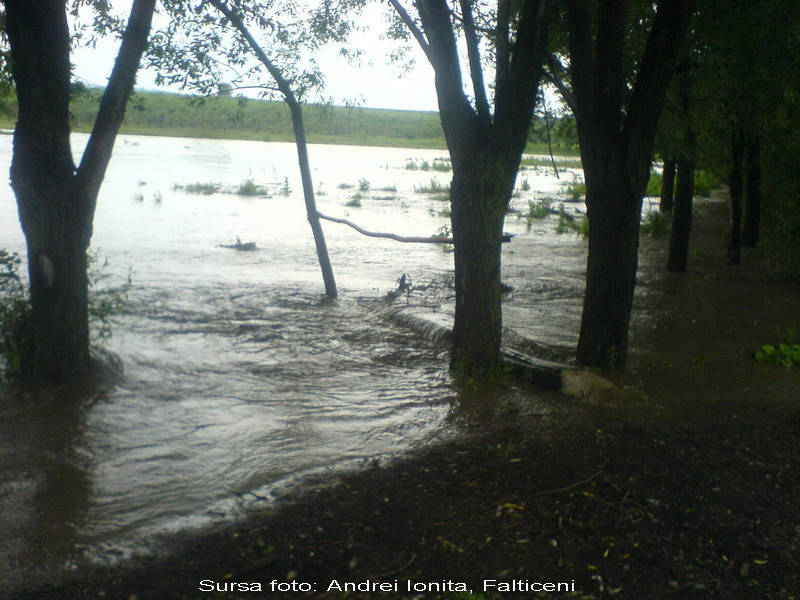 Sub imperiul apelor. Localitati lovite de viituri, de nerecunoscut