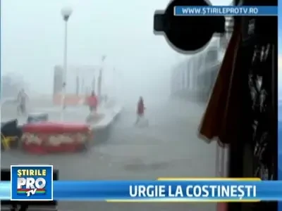 Statiunea Costinesti, lovita de furtuna. O bucata din plaja a fost distrusa