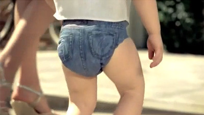 Noua moda pentru bebelusi: scutece din denim