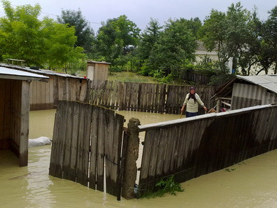Necazuri pentru locanicii din Arges. Au scos toata noaptea apa din case