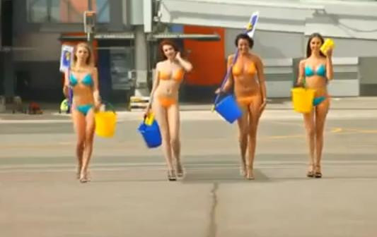 Sa stea avionul in bot! Cea mai sexy reclama la o companie aeriana!