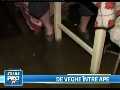 Viata printre ape. Dunarea a navalit in casele oamenilor!