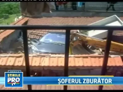 A aterizat cu masina direct pe acoperisul unui garaj! L-au lasat franele