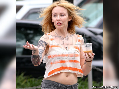 Kylie Minogue, nemachiata si plina de tatuaje pe strazile New-York-ului