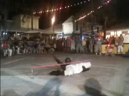 A reusit sa faca cel mai jos limbo din lume!