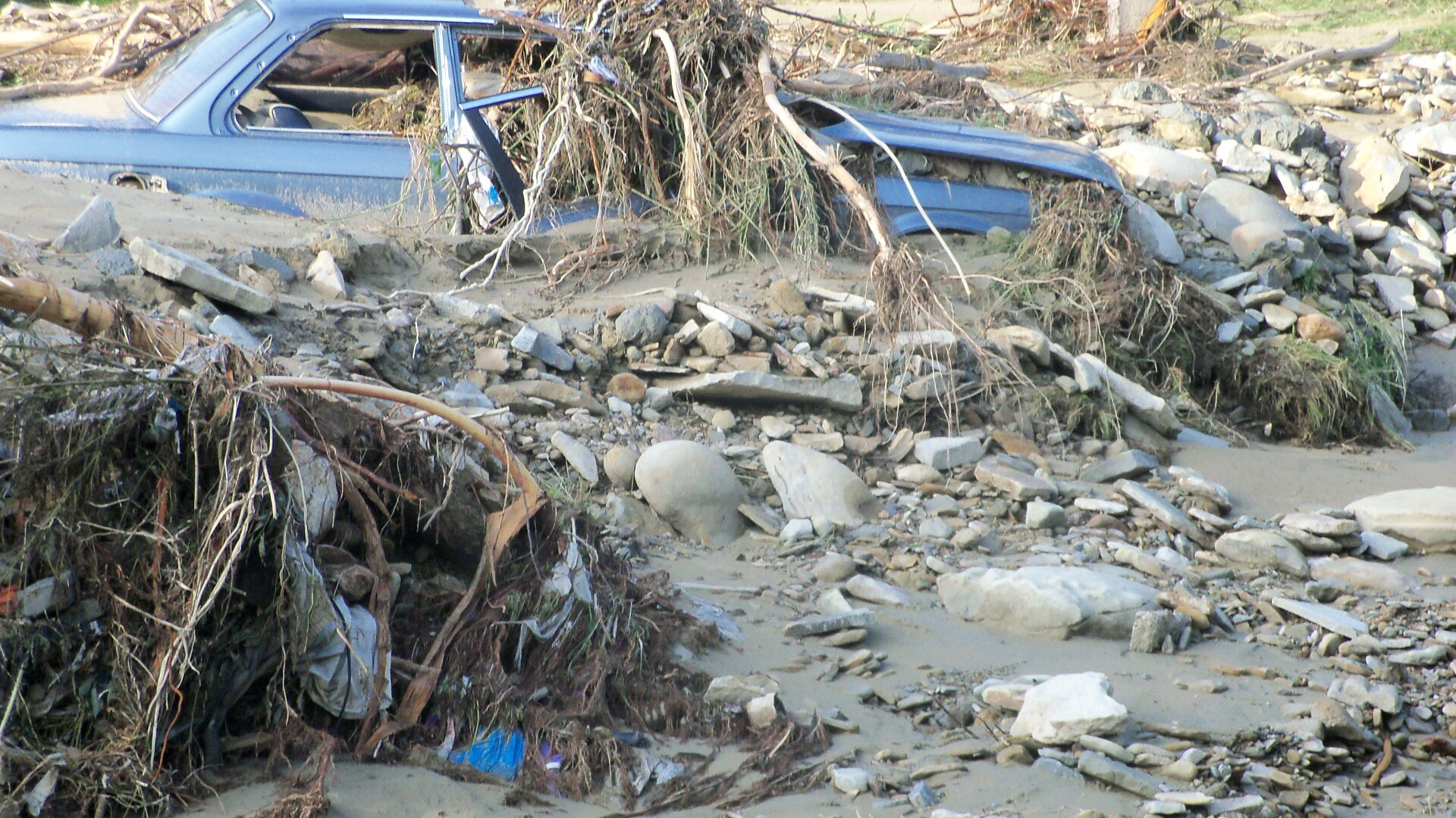 Furtuni puternice in Hunedoara, Covasna si Arges.Torentele au facut ravagii