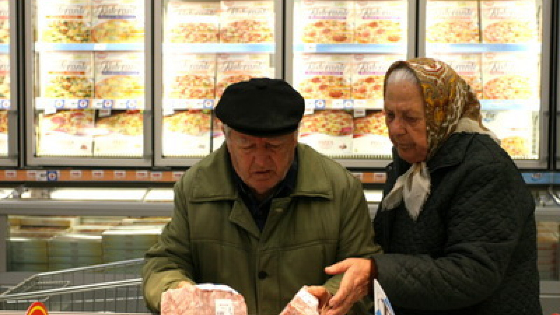 Puterea de cumparare a romanilor, in scadere. Iesirea din criza se face doar cu salarii mai mici