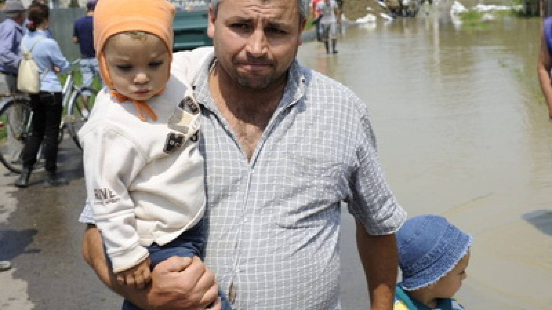 Inundatiile din Moldova: sinistratii au ramas doar cu hainele de pe ei