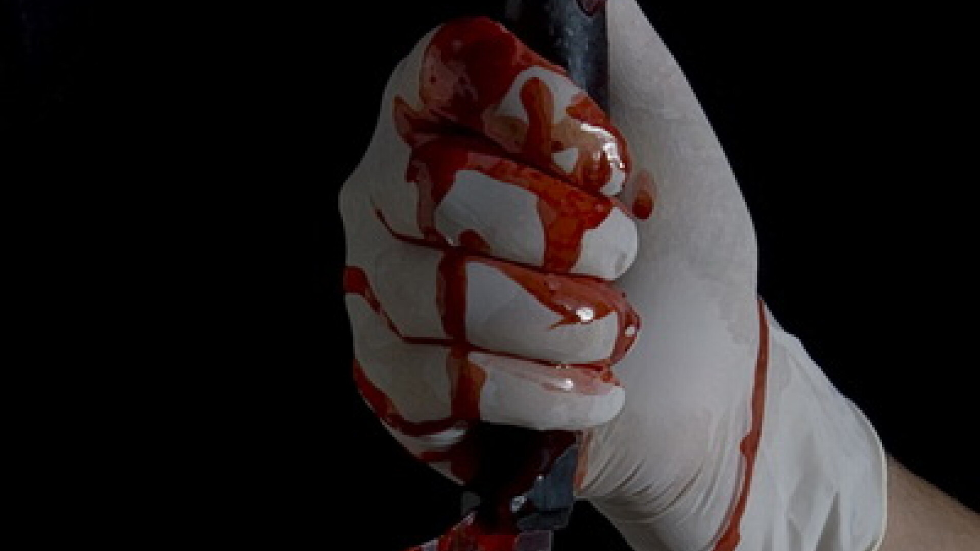 Crima odioasa! Si-a injunghiat fratele, apoi a taiat paine cu arma crimei