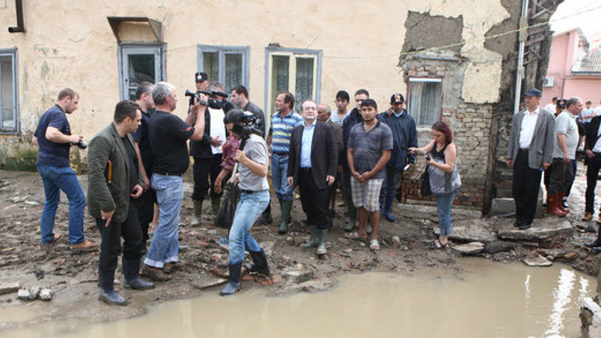 Boc sare in ajutorul jandarmilor: a pus mana pe lopata sa inalte un dig