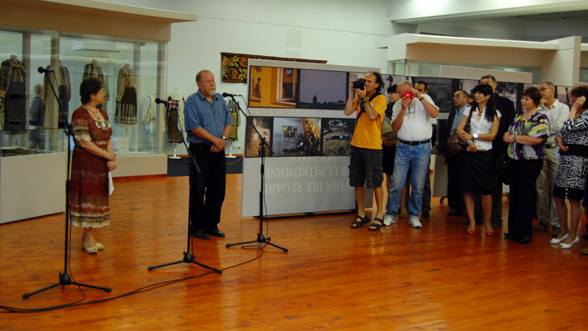 Rapirea jurnalistilor romani in Irak la salonul de machete Alba 2010