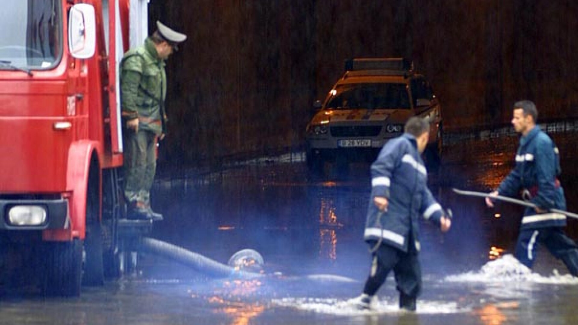 100 de familii din Bacau, evacuate dupa inundatiile de luni noapte