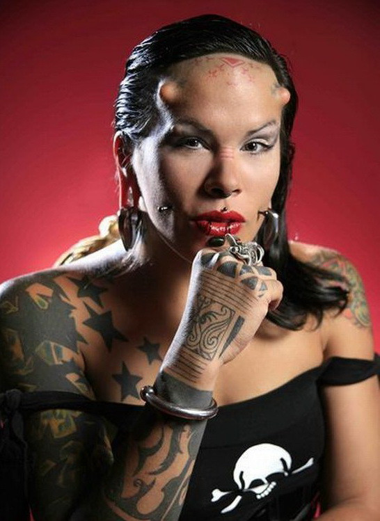 La Negra, mai ceva ca Diavolul! Coarne, piercinguri si multe tatuaje!