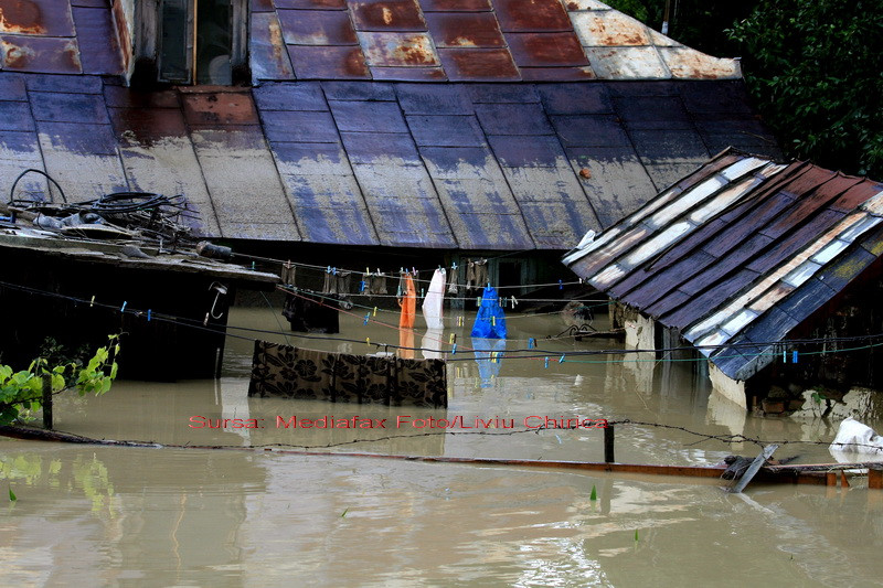 Executivul trimite materiale de constructii in zonele afectate de inundatii