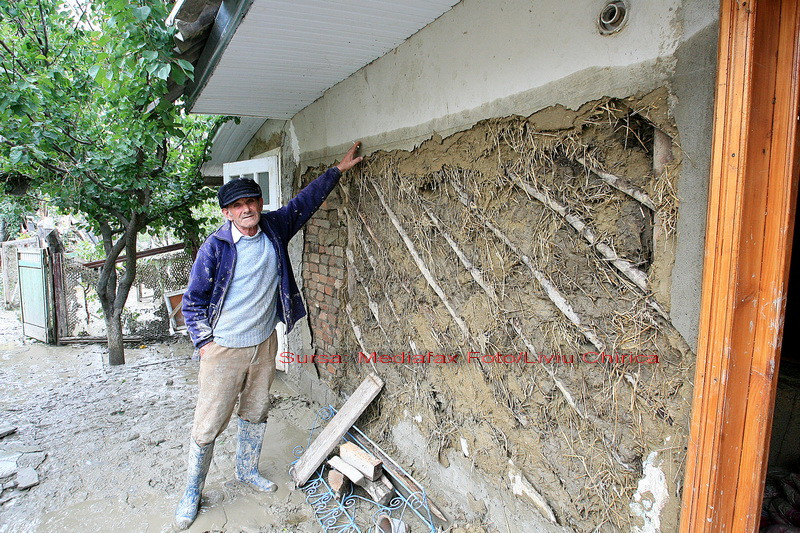 O bucata din podul rutier de la Dornesti a cazut in raul Suceava