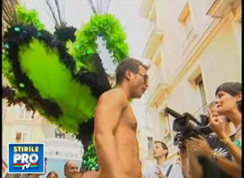 Intrecerea barbatilor pe tocuri, la o parada gay din Madrid! VIDEO