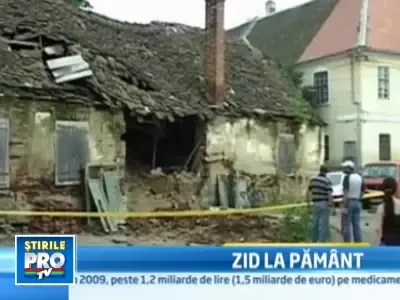 Casa prabusita in centrul istoric al Sibiului! Era sa distruga doua masini