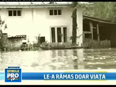 Bantuiti de cosmaruri, sinistratii se roaga ca apele sa nu-i mai loveasca