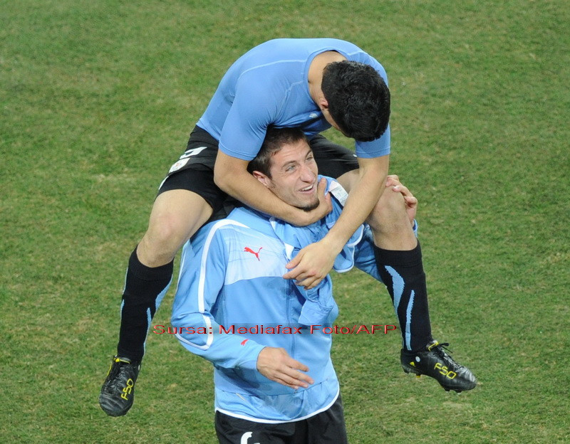 167 de oameni au bani de incasat, dupa ce au pariat ca fotbalistul Luis Suarez va musca pe cineva la Cupa Mondiala