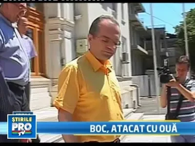 Emil Boc, atacat cu oua si rosii la Galati. Presedintele a fost Saucesti