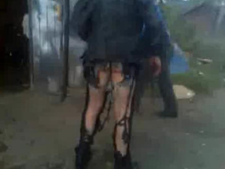 De-a rasu'-plansu'! A ramas in fundul gol dupa ce i-au explodat pantalonii