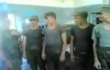 Umilitor! Soldati rusi, batuti ca niste animale, fara sa reactioneze!