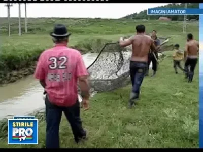 Raiul pescarilor prin baltile formate de la inundatii