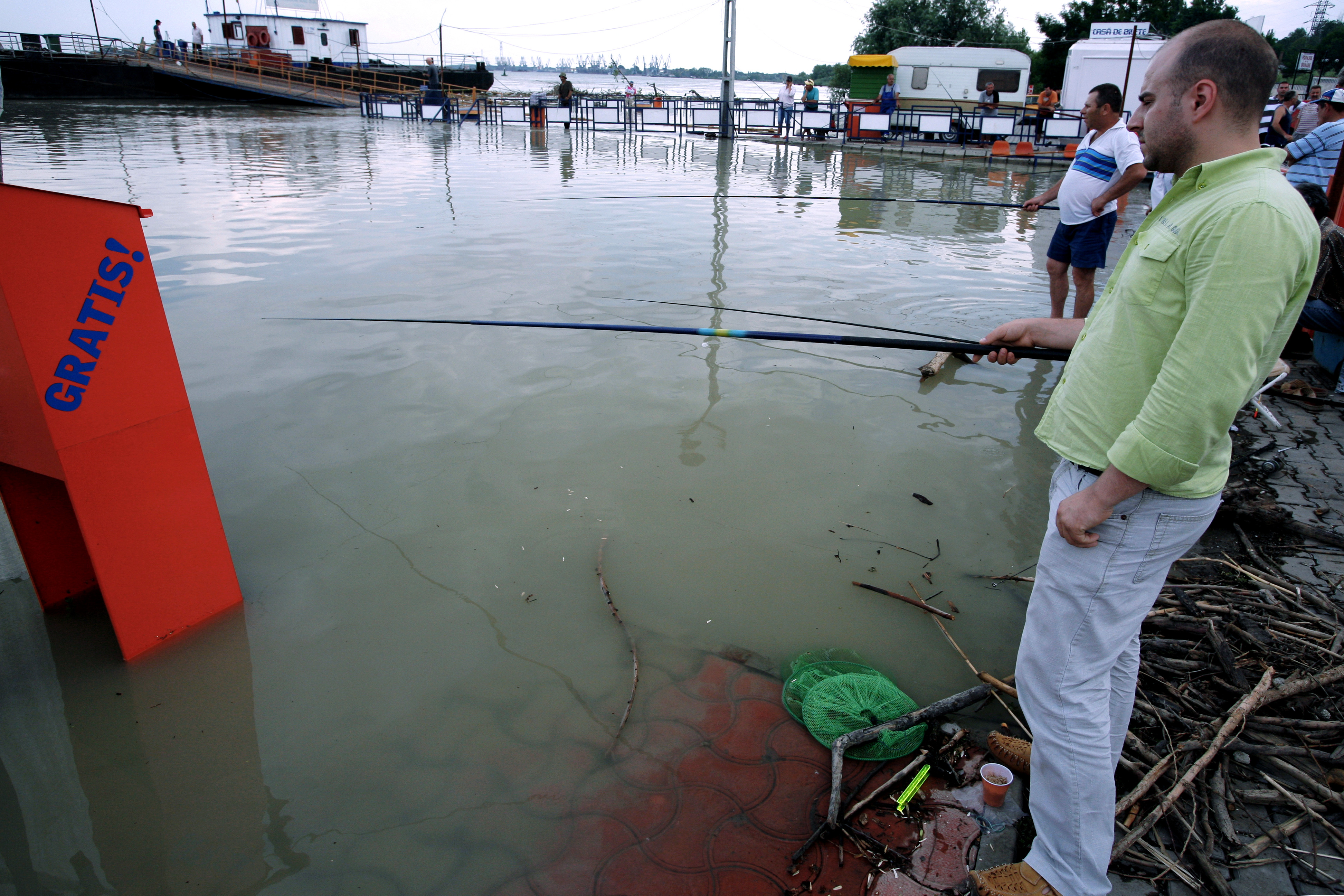 S-a retras apa, a ramas noroiul! Faleza din Galati, plina de namol