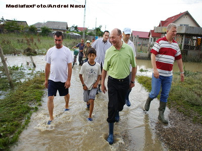 Presedintele Basescu viziteaza localitatile afectate de inundatii