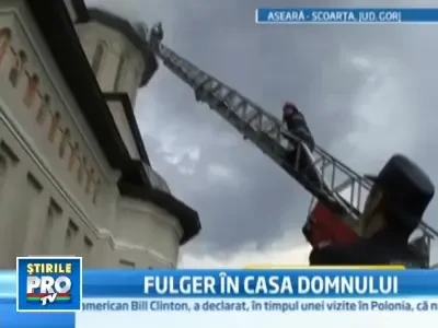 Misiune la inaltime pentru pompierii din Gorj: o biserica a luat foc