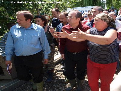 Moda ministrilor la inundatii: cum sa te imbraci cand intri la apa