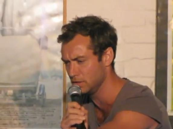 Jude Law, intr-o ipostaza un pic...diferita. Uite-l cum canta LIVE!
