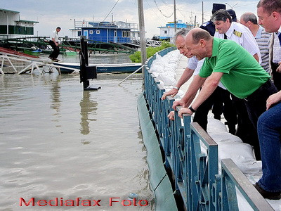 Vinovatii pentru inundatii: Guvernul, autoritatile locale si Dumnezeu