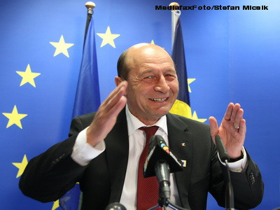 Basescu:O tara ce ia imprumuturi sa-si plateasca salariile e de mana a doua