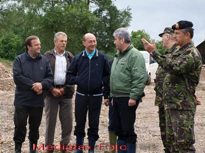 Traian Basescu a ajuns in zona afectata de inundatii vara trecuta