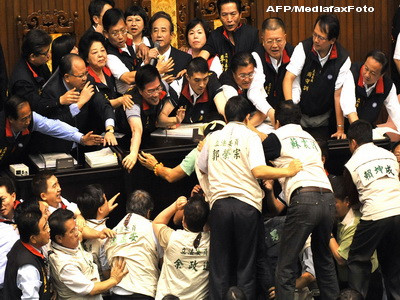Parlamentul din Taiwan e mult mai amuzant ca al nostru: bataie cu gunoaie