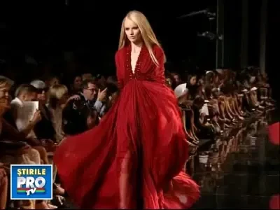 Ups! E pe jos! Cazatura de colectie pe podium, la Paris!