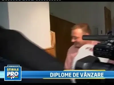 Directoare la Hyperion, arestata pentru ca a luat mita de la 33 de studenti