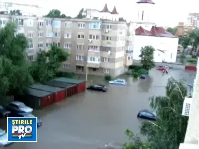 Furtuna teribila in Constanta. In unele zone, apa a atins jumatate de metru