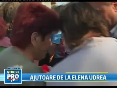 Elena Udrea le-a dat sinistratilor din Saucesti pantofi cu toc si ciocolata