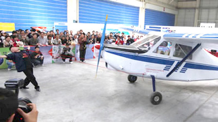 Incredibil! A tras cu pleoapele un avion de 500 kg