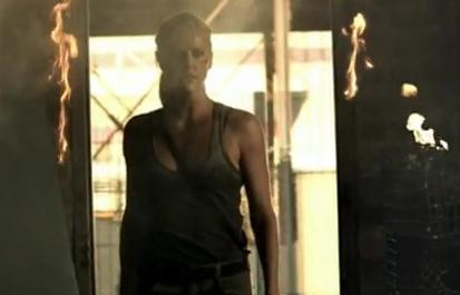 Charlize Theron rupe barbatii in bataie! VIDEO