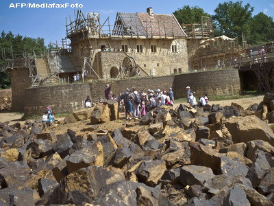 Mireasa si 6 invitati au fost raniti dupa ce s-au prabusit de pe un pod