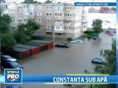 Pericol de inec pe strazile din Constanta! Apa a intrat pana in apartamente