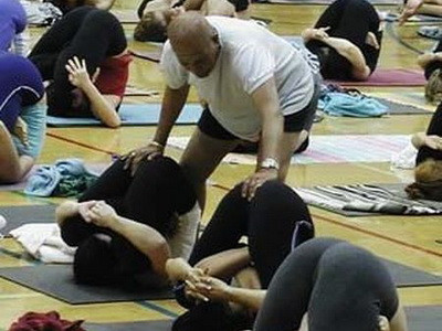 Instructorul minune face yoga cu "masaj" special pentru femei